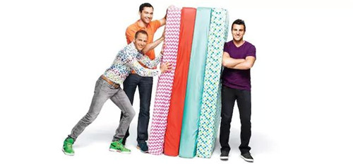 Airbnb 公司的三位創(chuàng)始人，以及他們最早的 Airbed