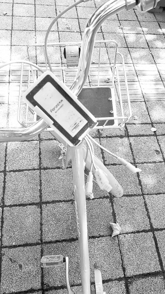 車把中間有手機充電支架，下方連接著3根充電線。