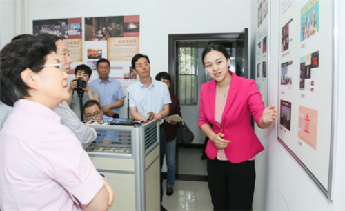 公司工作人員向劉玉珠局長介紹讓文物"活起來"與互聯(lián)網(wǎng)+相關(guān)試點(diǎn)工作