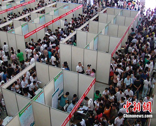 圖為招聘會現(xiàn)場人山人海的求職者。中新社發(fā) 付美斌 攝