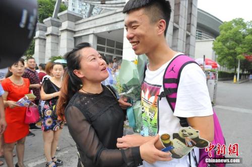 資料圖：家長(zhǎng)給考生送上鮮花。王康明 攝