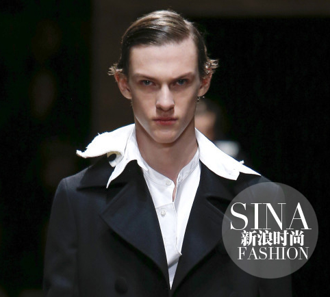 prada秀中刻意未完成領(lǐng)口設(shè)計(jì)