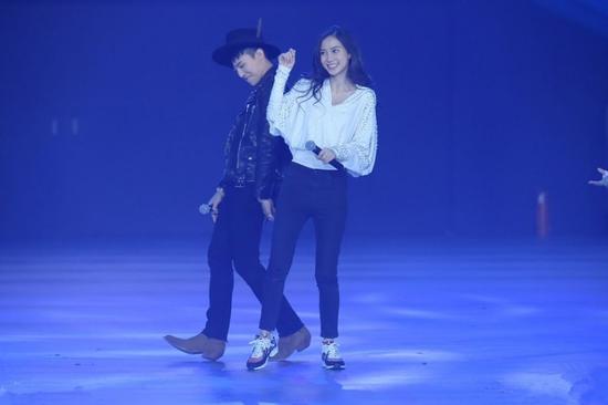 偶像面前，baby變羞澀少女