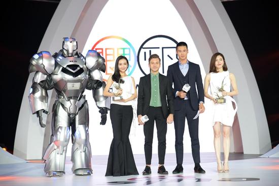 Klasse14腕表首席設(shè)計師 Mario Noblie以及超模蔚方卿為王鷗、江疏影頒發(fā)時尚突破藝人獎項