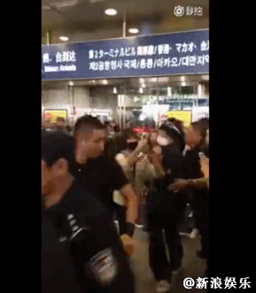 Bigbang權志龍抵達北京 保鏢怒推女粉絲