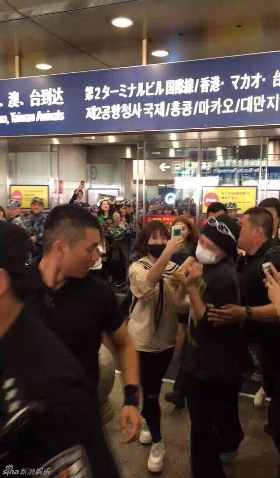 Bigbang權志龍抵達北京 保鏢怒推女粉絲