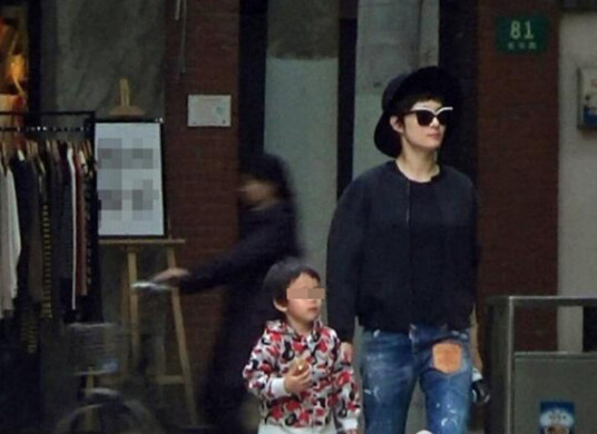 等等正面照曝光。