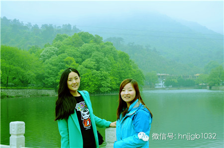 奧斯卡汽車影城的美女和這個(gè)風(fēng)景融入的真好啊，有木有？！