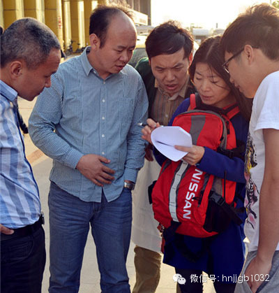 五點(diǎn)五十左右，聽眾們陸陸續(xù)續(xù)到達(dá)鄭州捷和汽車，首先要做的第一件事就是找我們的工作人員要車標(biāo)