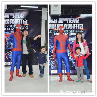 貼完車標(biāo)回到大廳，一位蜘蛛俠模樣的男子瞬間吸引大家的眼球