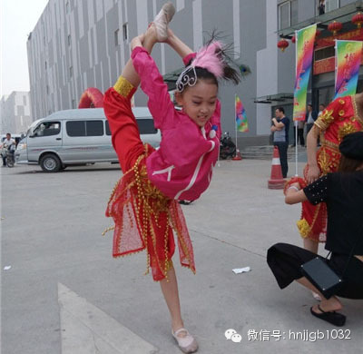 先練練功，為一會(huì)兒的演出做準(zhǔn)備