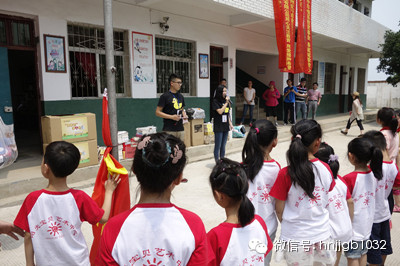 財(cái)富1032主播鄧語、張哲主持了捐助儀式