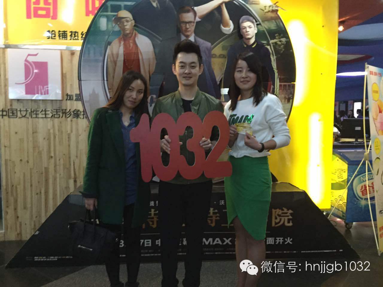 傳說中的Johnny終于現(xiàn)身啦！還是美女魅力大哦。帥哥美女好養(yǎng)眼，小編忍不住要多看幾眼呢。