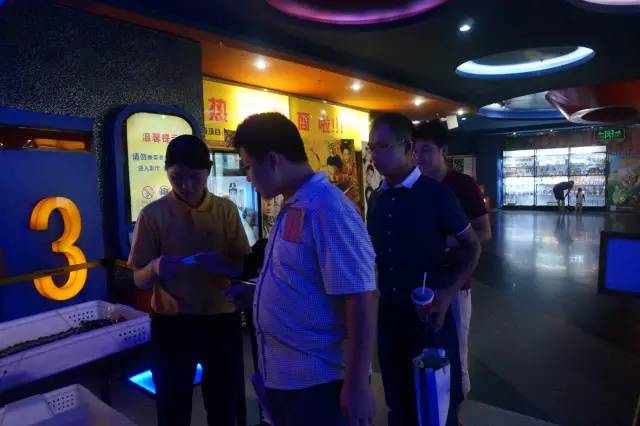 電影馬上開始，排隊(duì)入場嘍