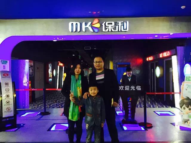 再來(lái)看兩個(gè)萌娃，表情都好有戲！