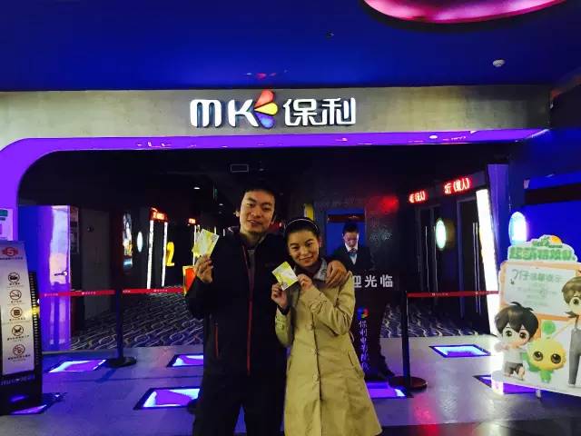 小情侶幸福的呢！