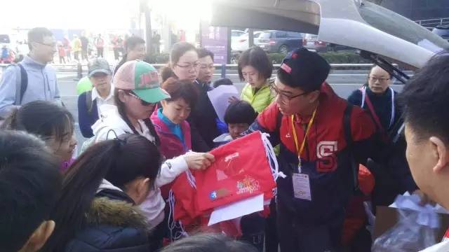 8:30準(zhǔn)時(shí)集合，現(xiàn)場(chǎng)工作人員給大家分發(fā)參賽證和參賽衣服。