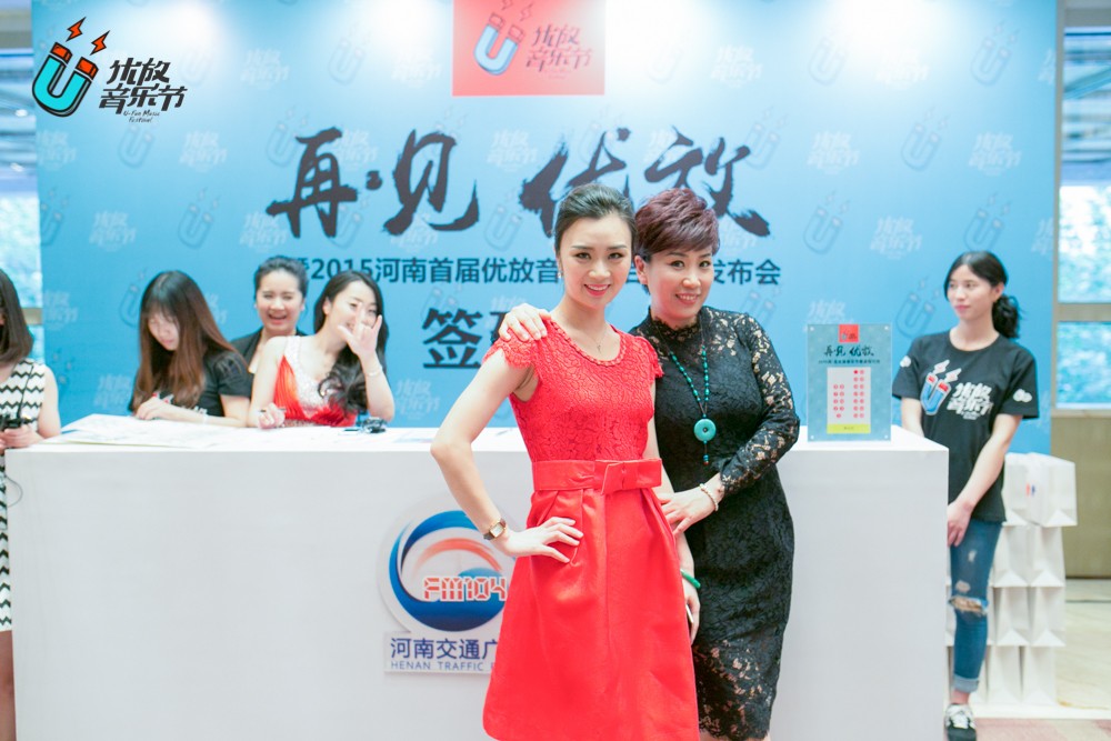 貼心的南方姐姐和美女主播小佩，海洋是不是每天都要流口水呀！