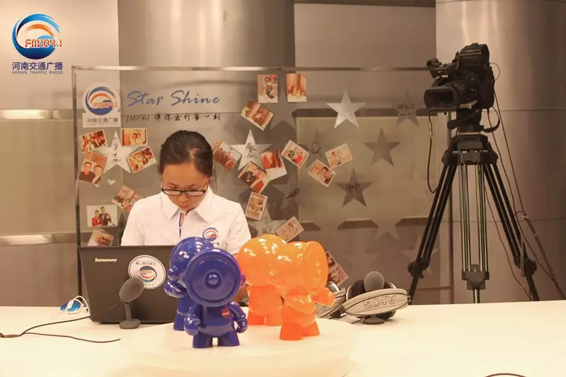 還是抽獎的姑娘比較認(rèn)真！為保證抽獎的公平公正，映象網(wǎng)進(jìn)行了全程視頻直播。