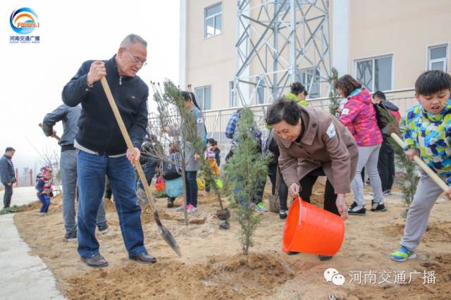 恩愛的老人一起種下一棵小樹苗，健健康康白頭偕老~