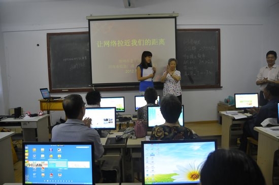 擁有18萬粉絲的網(wǎng)絡紅人、78歲的QQ奶奶張秀麗也來到網(wǎng)絡課堂