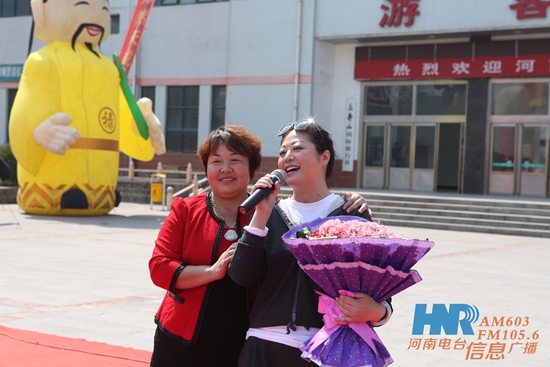 長壽山景區(qū)董事長、總經理孫春花與主持人周迪