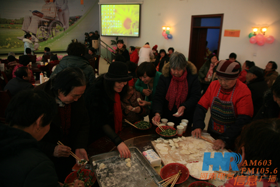 《老朋友》節(jié)目組與老人一起包餃子 《老朋友》節(jié)目組與老人一起包餃子