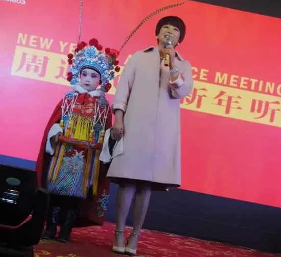 盛裝亮相的小戲迷，周迪的節(jié)目影響了一代又一代人