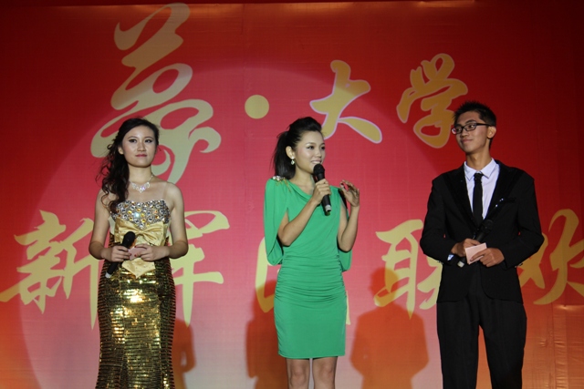 教育廣播女主播葉子現(xiàn)身晚會，與學(xué)生同臺主持