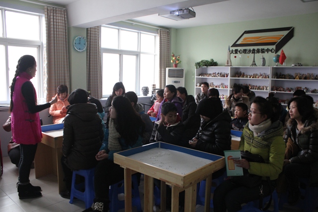 《成長心連心》專家課堂，女主播娜娜姐姐現場主持