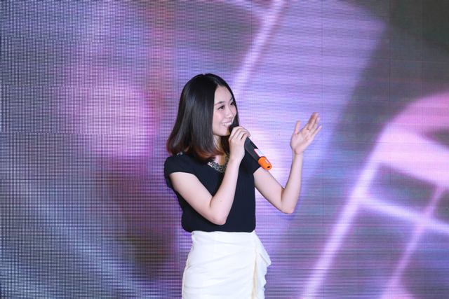 主持人蔚藍(lán)演唱《幸福萬(wàn)年長(zhǎng)》