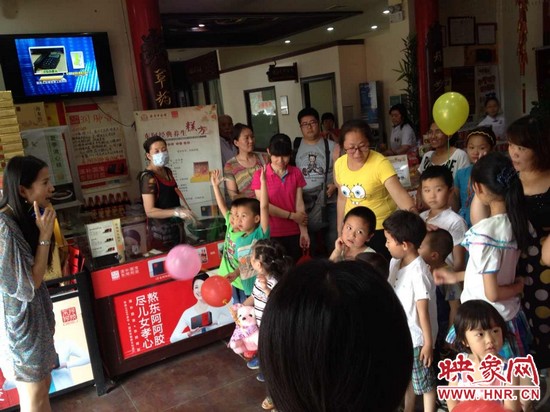 活動(dòng)開(kāi)始前，1066城市之聲的主持人跟孩子們進(jìn)行現(xiàn)場(chǎng)互動(dòng)。