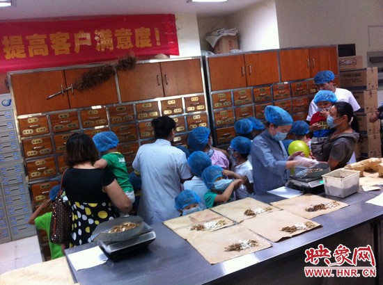 　　接下來(lái)，要進(jìn)入到有中醫(yī)“博物館”之稱的中藥房去探秘啦！藥房那些小抽屜里面裝的是什么？孩子們很好奇