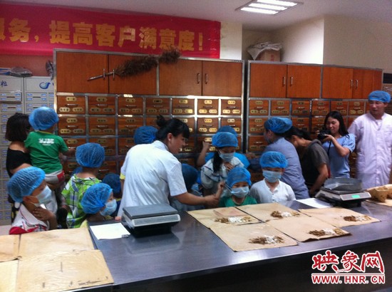 咦，藥房里的叔叔阿姨他們從小抽屜里拿出的藥又是什么？這些中藥放在一起有什么功效呢？