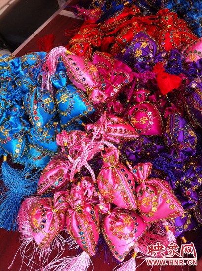 孩子們的好奇心得以大大的滿足，接下來(lái)就要裝香囊啦，你看，五顏六色的香囊多漂亮！