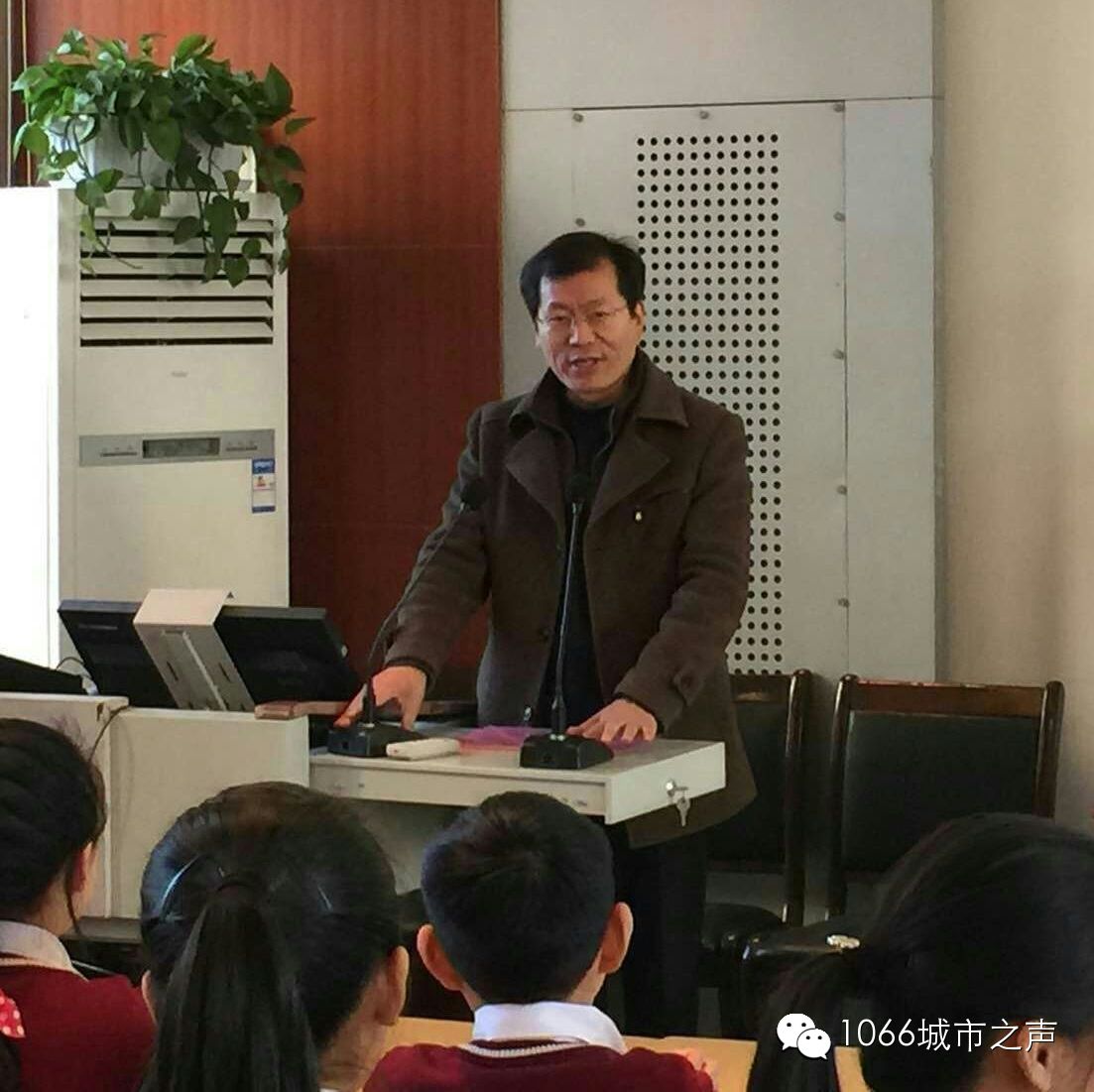 雙方領(lǐng)導(dǎo)講話，同學(xué)們聽得都好認(rèn)真?。? complete=