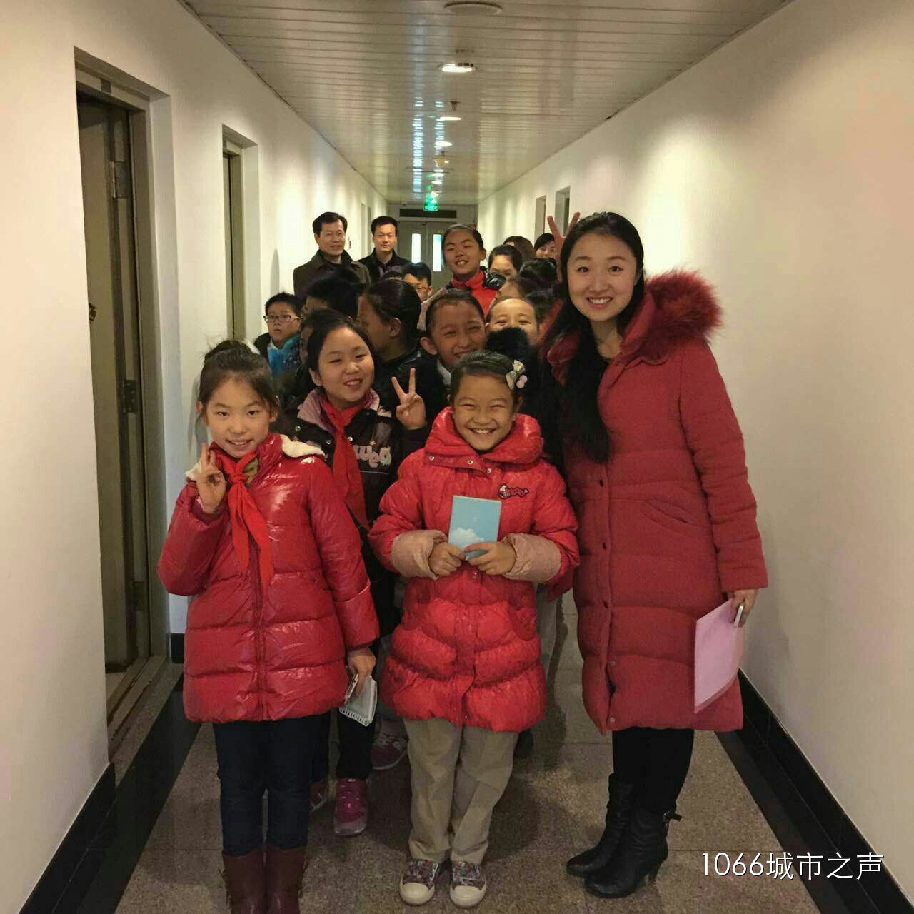 簽字和揭牌儀式后，教育廣播（城市之聲）主持人“卷卷貓”帶領(lǐng)“小主持人”走進(jìn)河南廣播大廈