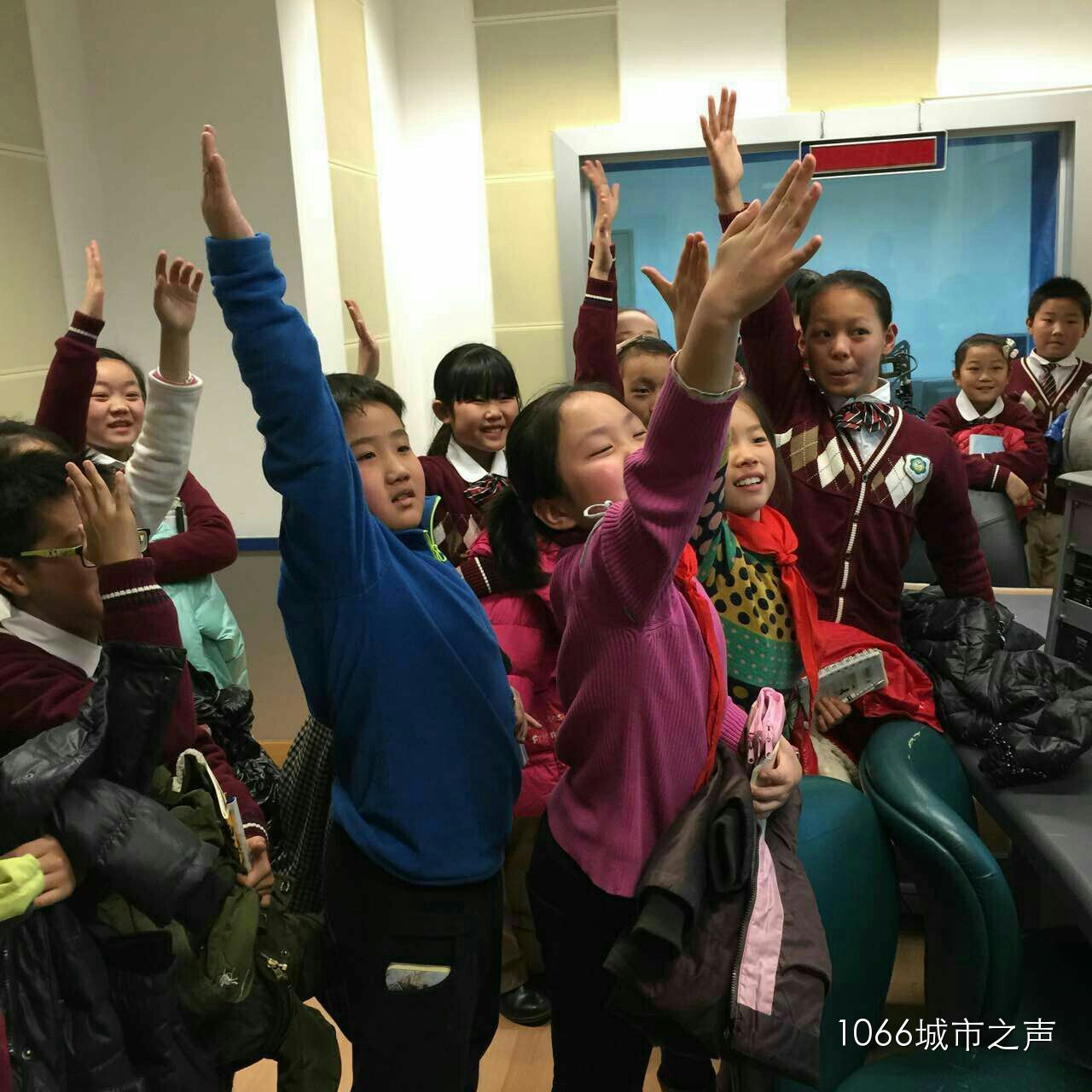 第一次體驗(yàn)話筒前的感覺，同學(xué)們爭先恐后！