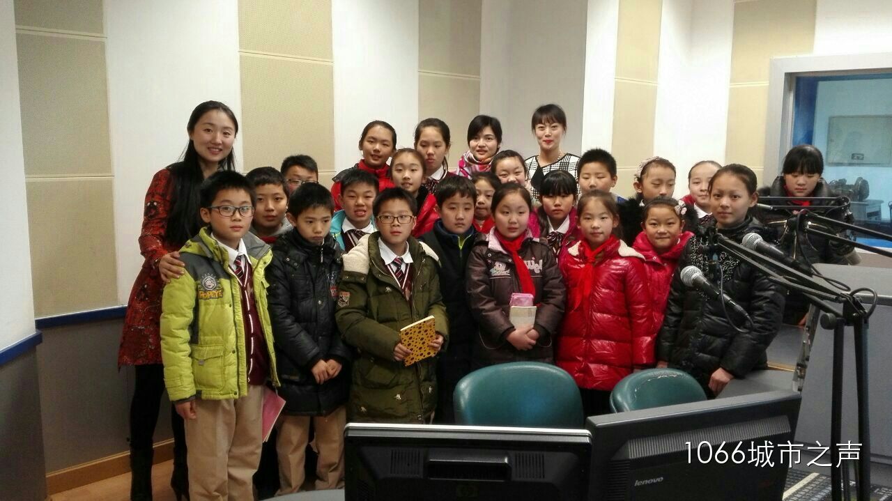 跟電臺的主持人和老師們的大合影！真是難忘的一天??！