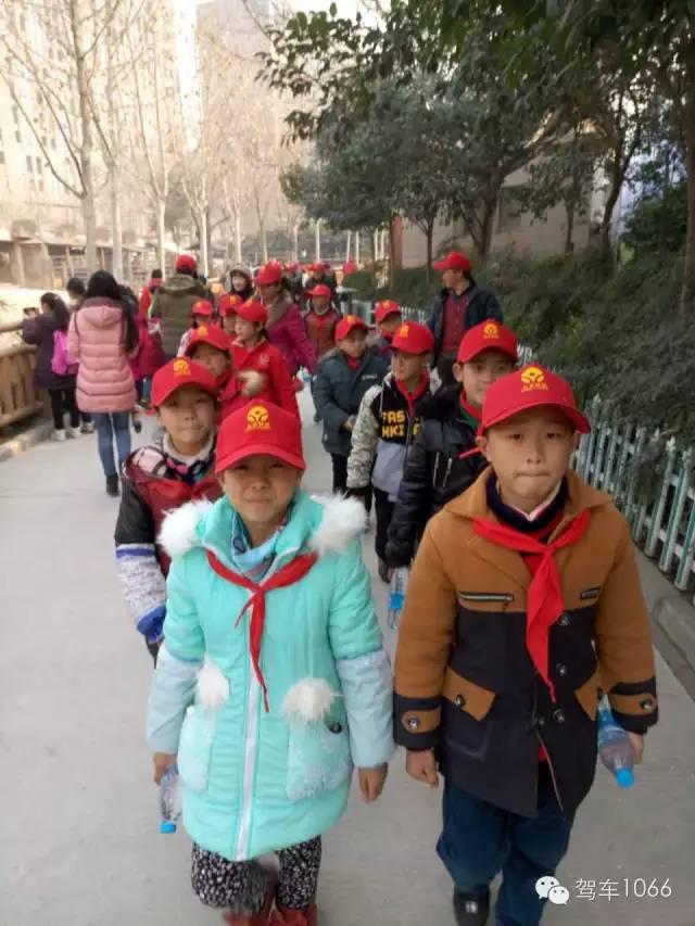 脖子上戴著紅領(lǐng)巾，頭上頂著小紅帽，排著整齊的隊(duì)伍——出發(fā)！