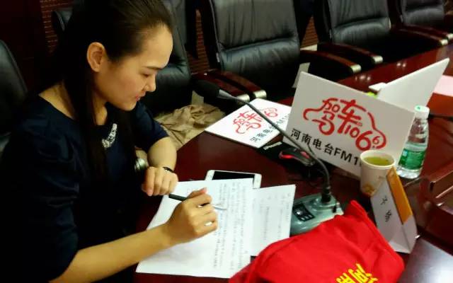 這一環(huán)節(jié)由我們1066的人氣美女主播子楊主持，認(rèn)真的子楊是不是超級(jí)美麗呢。