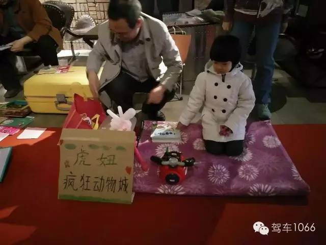 這位小老板的攤位擺的有模有樣的，不過旁邊這位酷爸怎么這么眼熟？