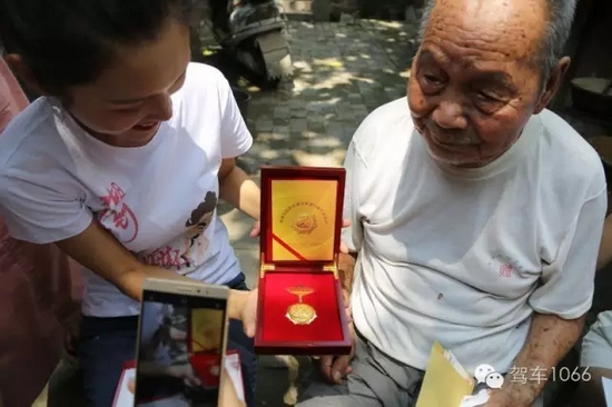 老兵聽不到我們?cè)谡f什么，今年98了。