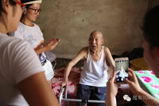 老兵老兵，你的勛章呢，國家給你的那個(gè)？