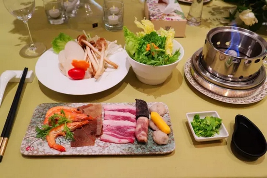 精致的小火鍋，用的是綠色燃料——乙醇。