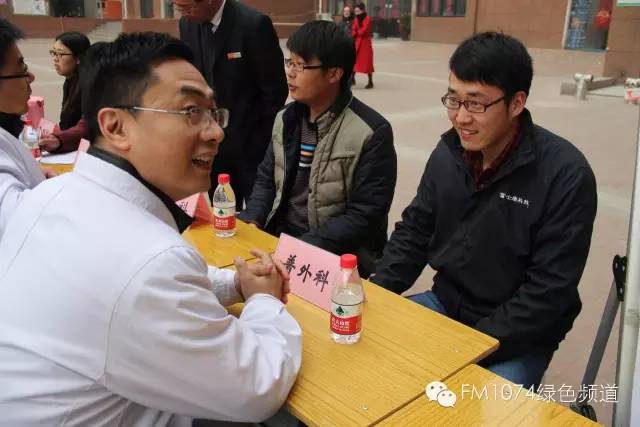 看這位小伙兒，跟我們的醫(yī)生都聊嗨了……