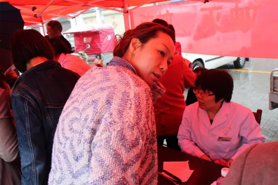 了解到有老人看病不方便，河南電臺1074綠色頻道活動小組欒老師將醫(yī)生請到老人身邊，親自為她診斷。