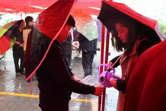 在寒冷的天氣中，為了能讓專家大夫們喝上熱水，紅改主任與柳青不斷的給大家添水。