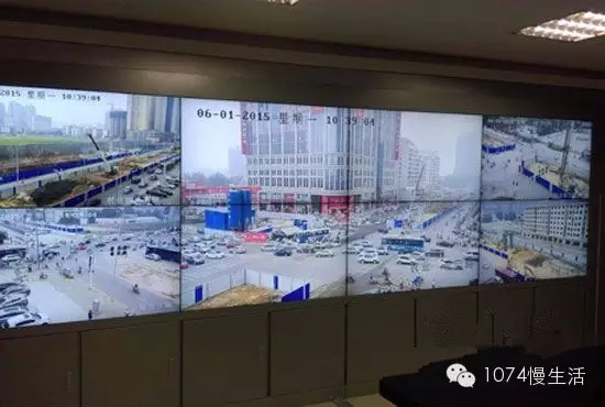 通過(guò)監(jiān)控人員操控“電子眼”調(diào)整焦距，可以看到整個(gè)工地全景