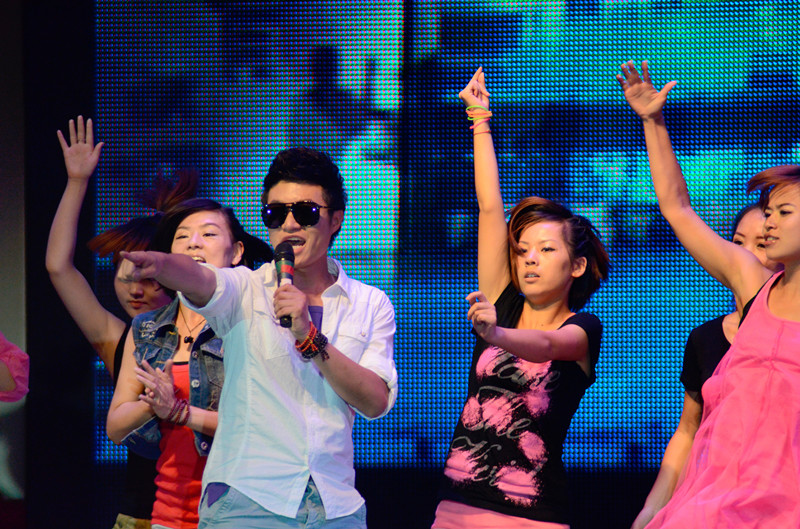 嗨！《我們一起聽歌吧》魅力881河南音樂廣播 DJ帥天 演唱曲目：《找自己》 帥呀?。? oldsrc=